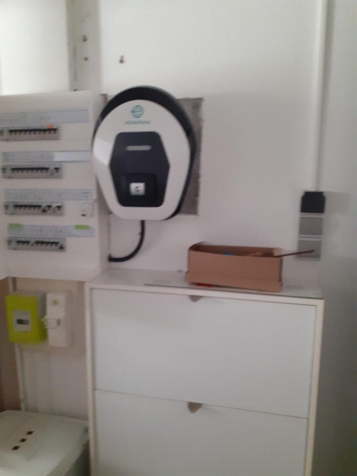 Installation d’une borne de recharge e-Solutions Peugeot