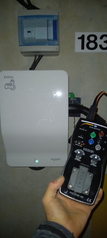 Installation borne de recharge électrique Schneider